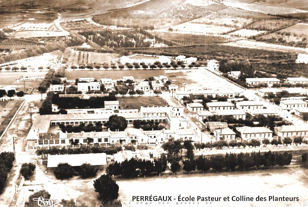 Perregaux - Ecole Pasteur et Colline des Planteurs.jpg